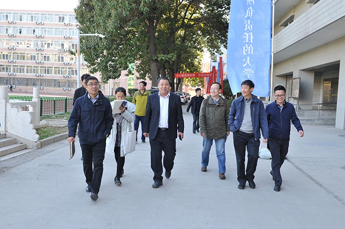 律校长照片1.jpg