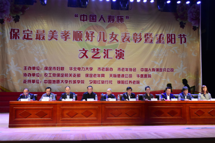 10.13文艺汇演郭书记主席台_修改.jpg