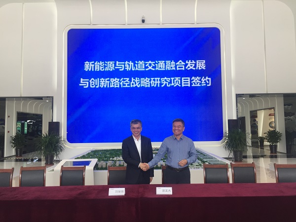 新闻--郝校长签约.jpg