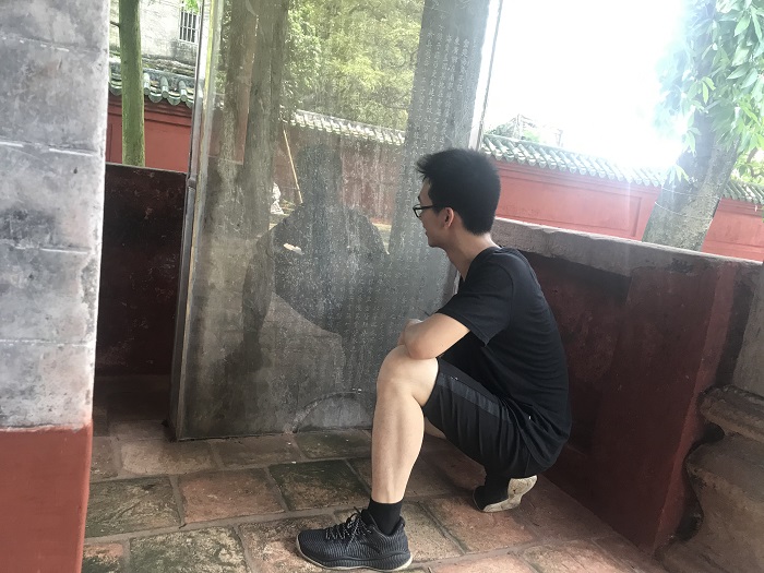 查看碑文.jpg