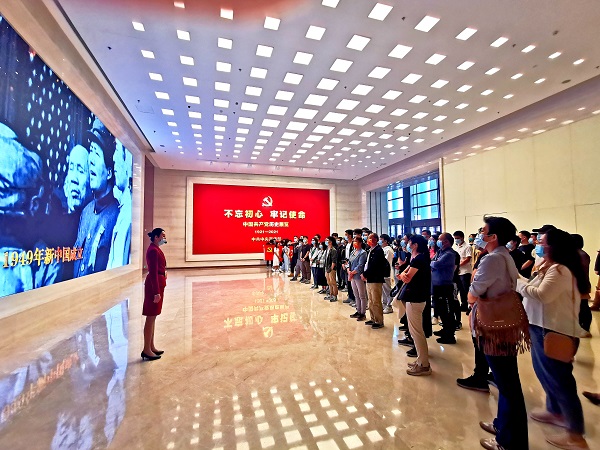 我校组织千余名师生赴中国共产党历史展览馆共上党史教育大课