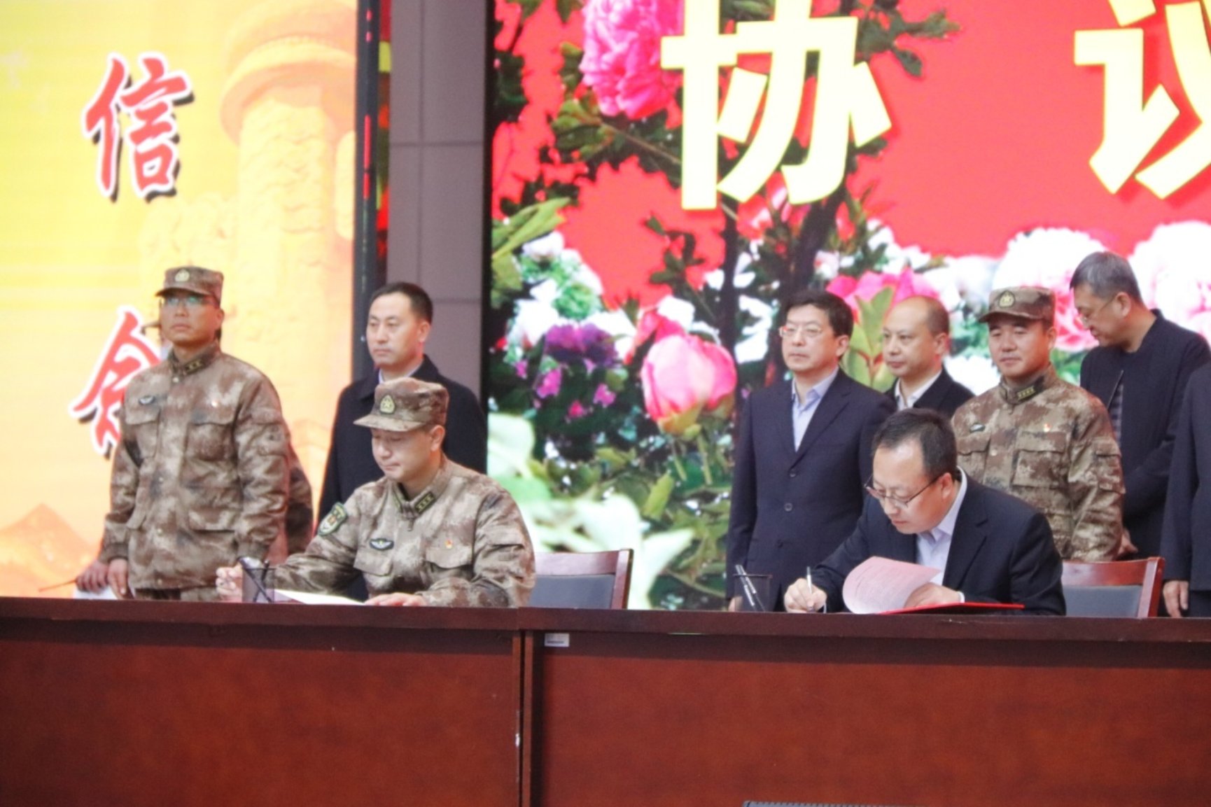 校领导出席中国人民解放军驻保某部队军民共建协议签订仪式