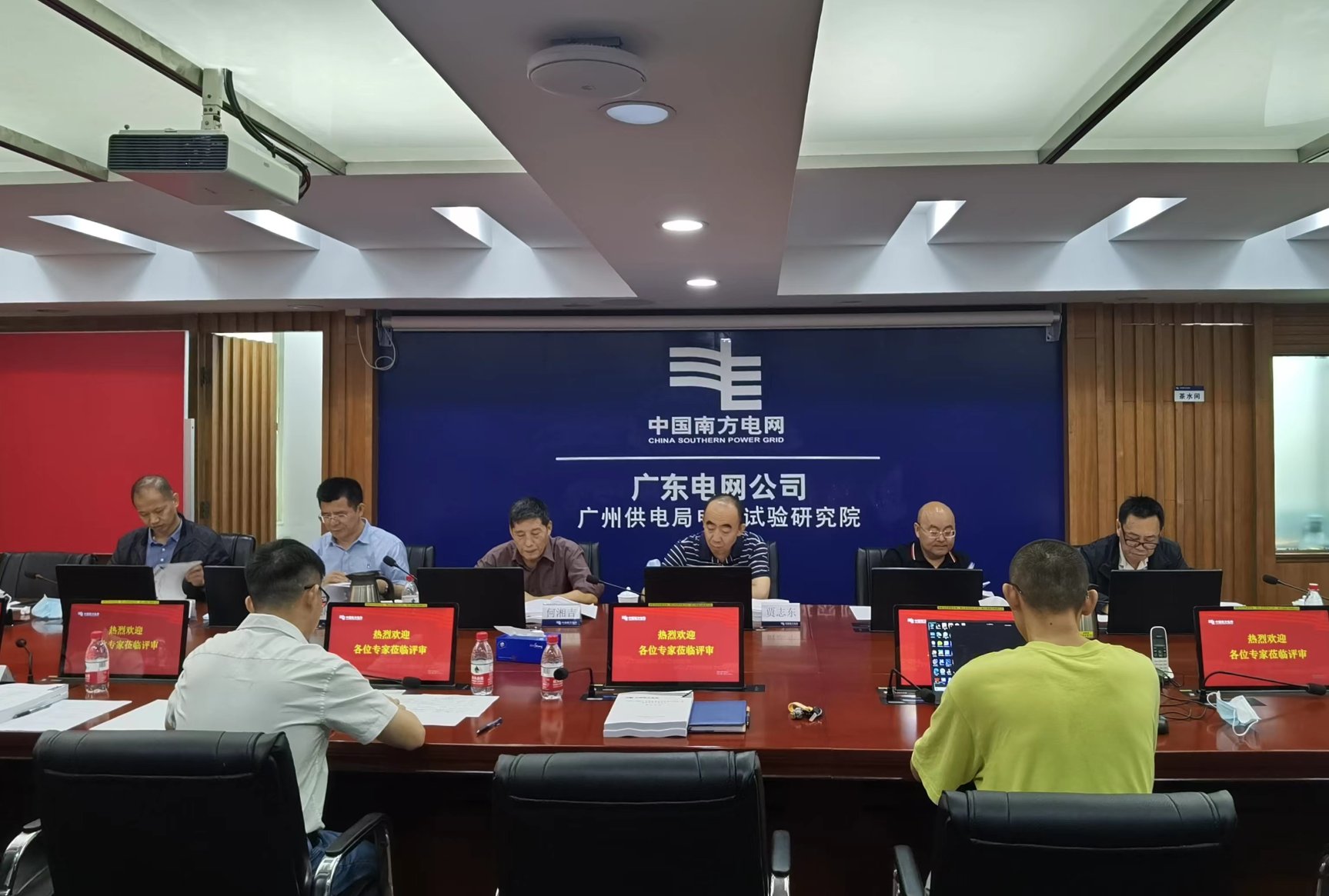 我校高压团队参与研制的国内外首台500千伏电缆振荡波试验装置通过成果鉴定