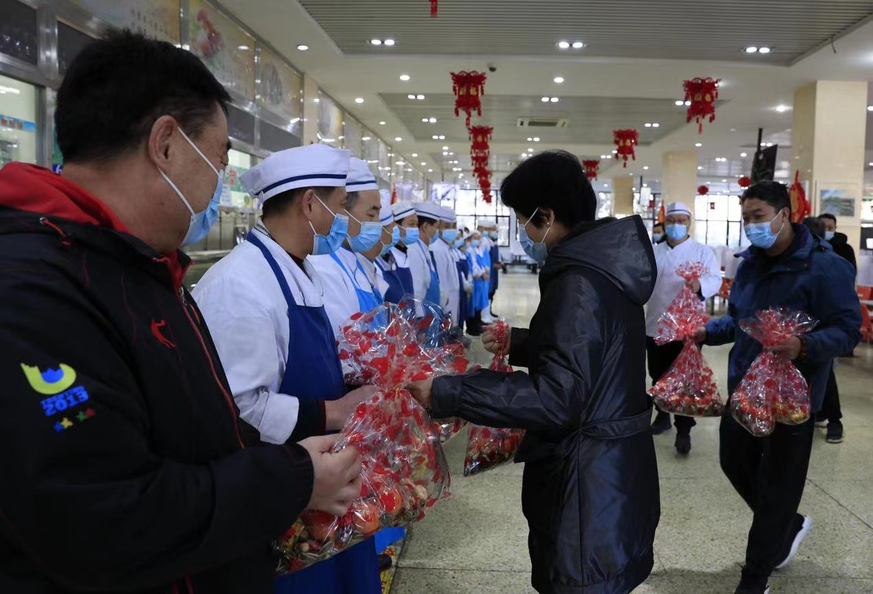 周坚、杨勇平慰问一线工作人员和留校学生