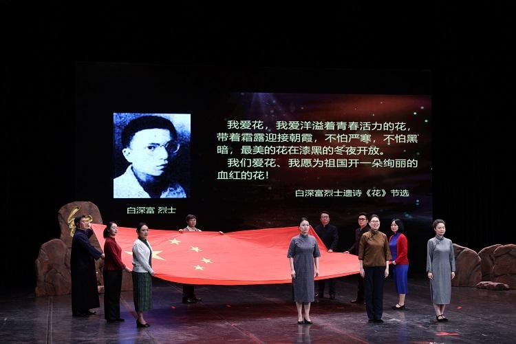 7.秀红旗.JPG