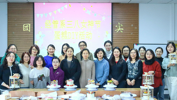 一群人站在桌子前合影 AI 生成的内容可能不正确。