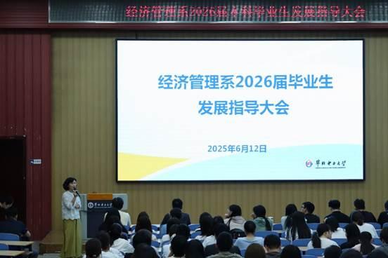 一群人在台上演讲 AI 生成的内容可能不正确。
