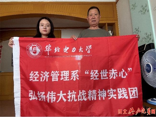 石志军（右一）与实践队员合影。