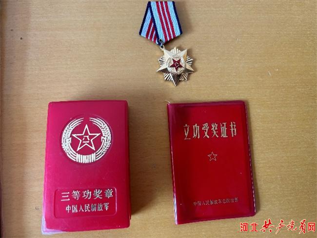 石志军珍藏的三等功奖章与证书，奖章编号清晰可见，红星闪耀如初。