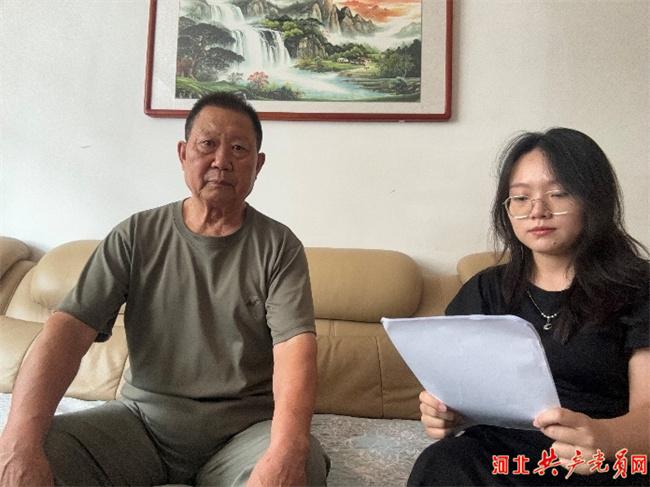 实践队员聆听石志军（左一）讲述战备经历。
