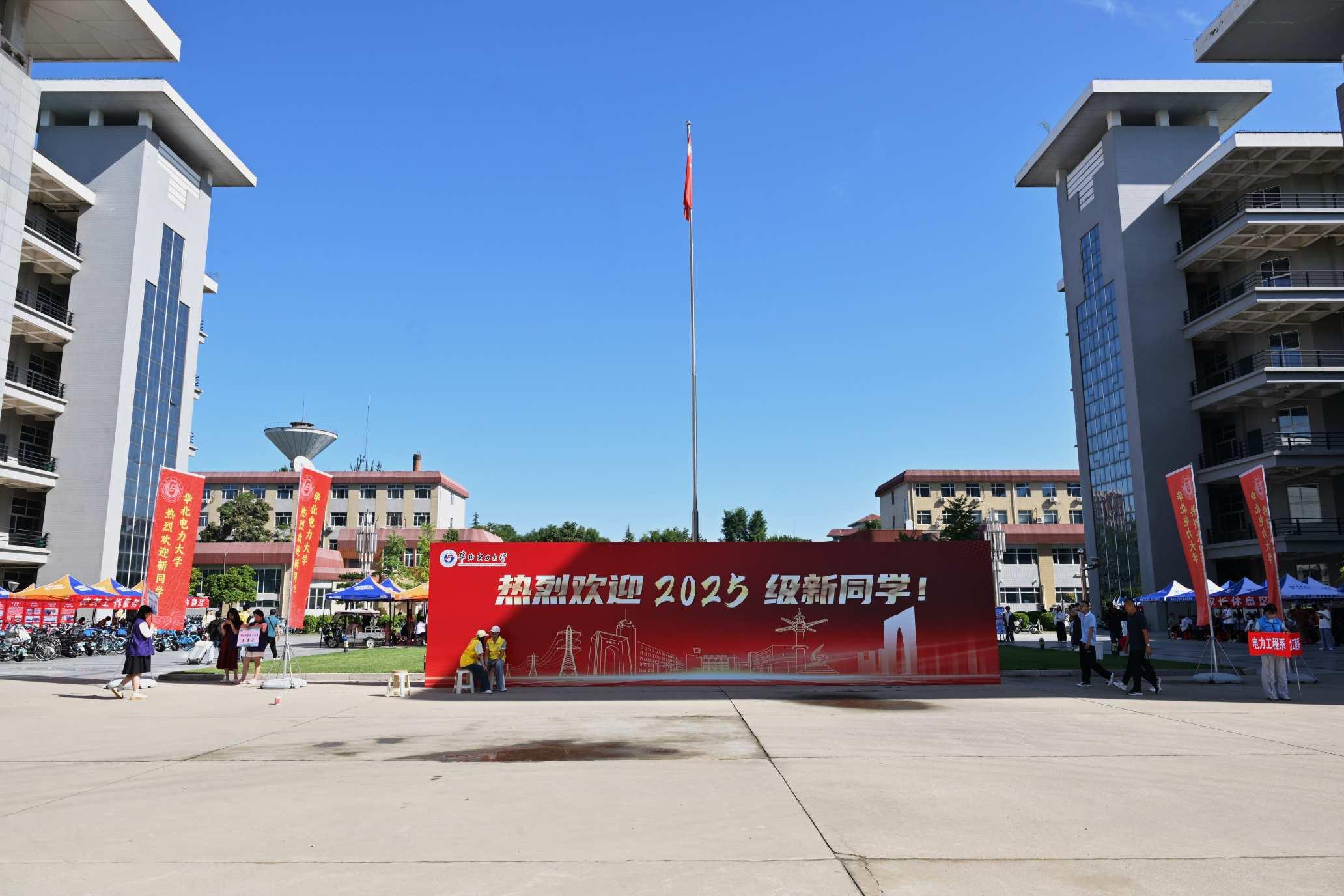 TQJ_刘校长视察2025年新生报到 2.jpg