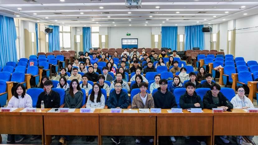 会议室里的人们 AI 生成的内容可能不正确。